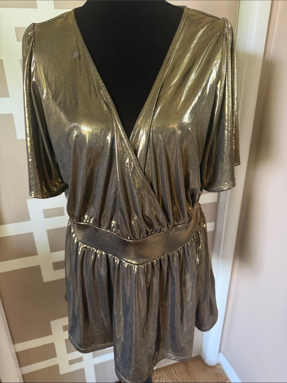 Torrid Gold Metallic Liquid Shine Surplus Peplum Top Blouse, Sz 0 (L/10-12)